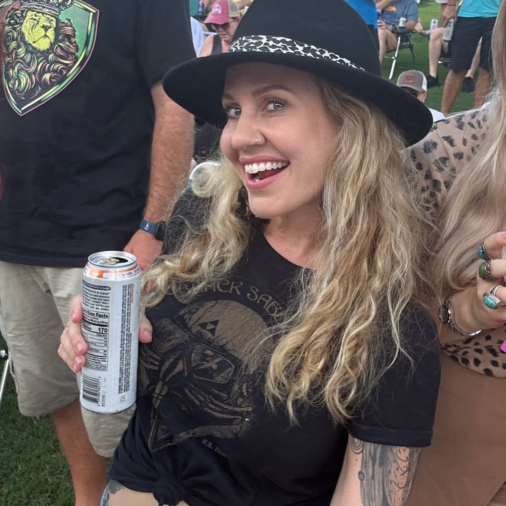 Meet your Posher, Larissa